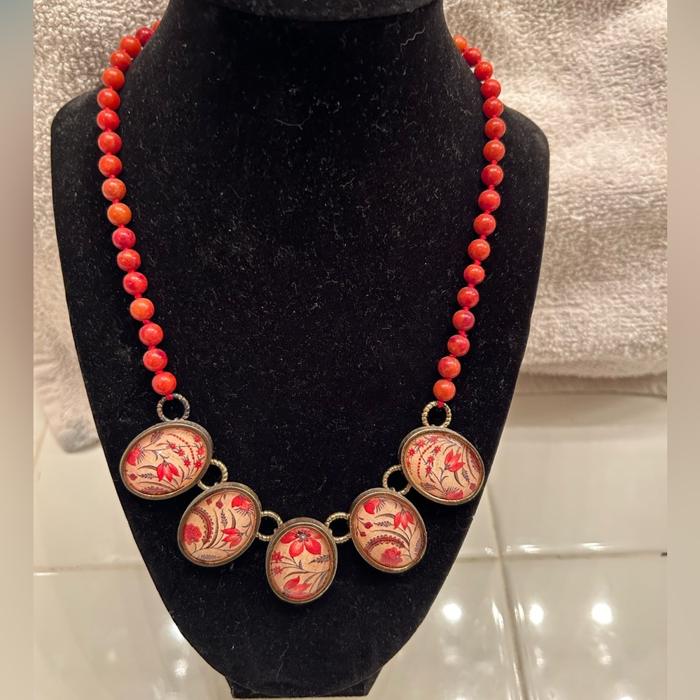 Vintage style necklace. Great condition. 18-20”adjustable chain.